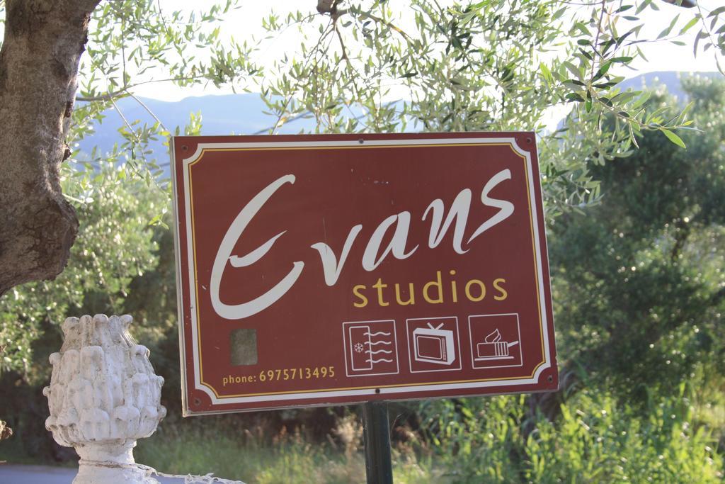 Evan'S Studios Alykes  Room photo